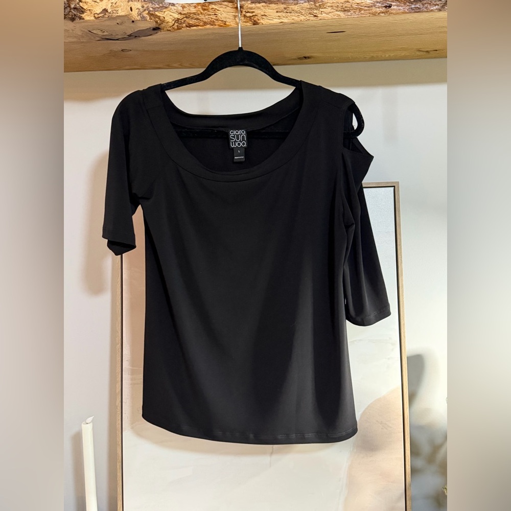 NWOT Clara Sun Woo Black Cold-Shoulder Asymmetrical Short Sleeve Tee Black